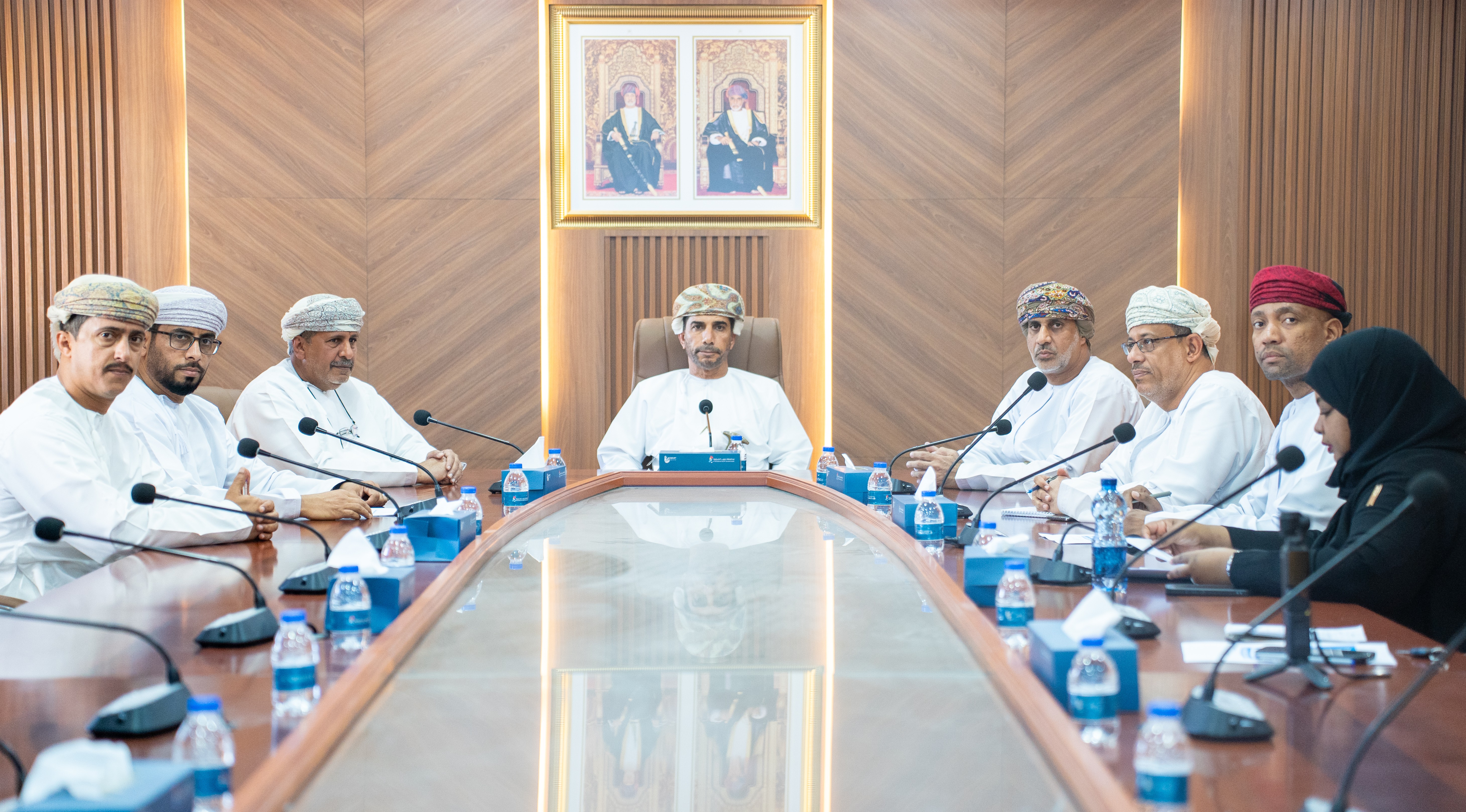 يظهر في الصورة والي صور مع اللجنة الاعلامية لمؤتمر صور الدولي